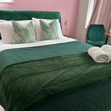Hotel The Lily Pad Near Poole Dorset Self Contained Private Entrance And Free Parking à Corfe Mullen Extérieur photo