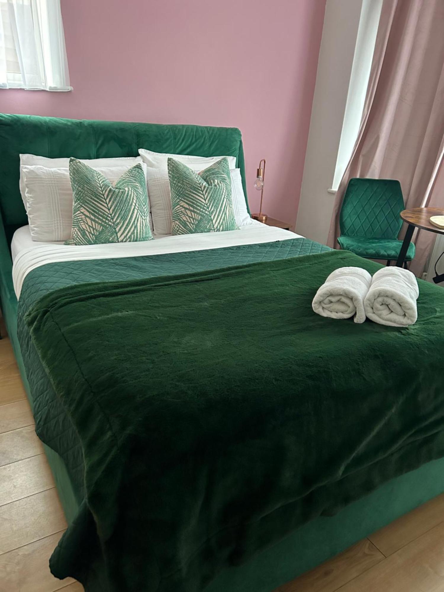 Hotel The Lily Pad Near Poole Dorset Self Contained Private Entrance And Free Parking à Corfe Mullen Extérieur photo