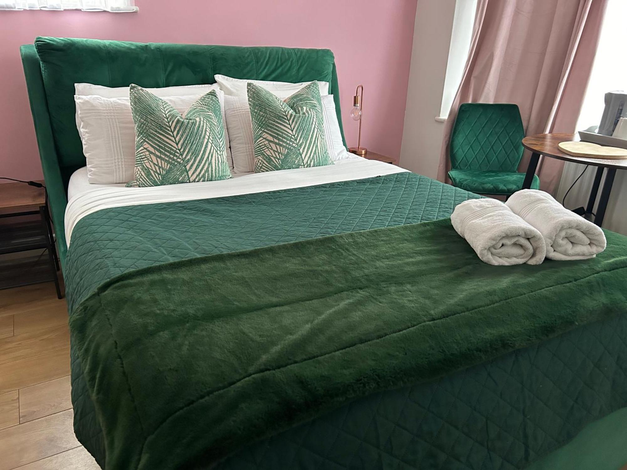 Hotel The Lily Pad Near Poole Dorset Self Contained Private Entrance And Free Parking à Corfe Mullen Extérieur photo