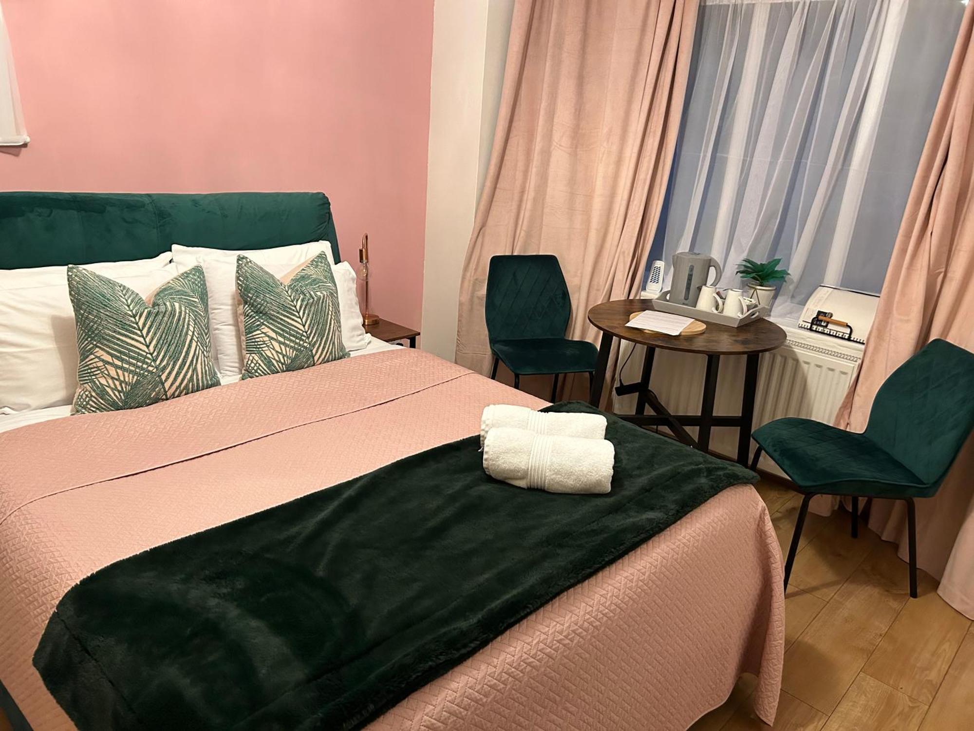 Hotel The Lily Pad Near Poole Dorset Self Contained Private Entrance And Free Parking à Corfe Mullen Extérieur photo