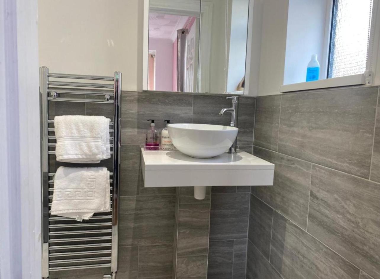 Hotel The Lily Pad Near Poole Dorset Self Contained Private Entrance And Free Parking à Corfe Mullen Extérieur photo