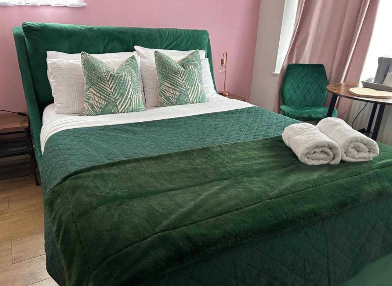 Hotel The Lily Pad Near Poole Dorset Self Contained Private Entrance And Free Parking à Corfe Mullen Extérieur photo
